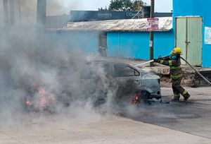 ¡AUTO CARBONIZADO EN BOCA DEL RÍO!