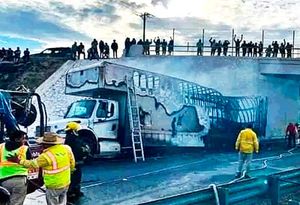 ¡LO DEVORA EL FUEGO! EN LA AUTOPISTA ACATZINGO-CIUDAD MENDOZA
