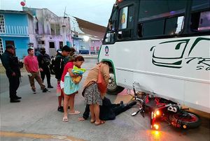 ¡TRANCAZO CONTRA CAMIÓN DE PASAJE! - *...EN LA CURVA
