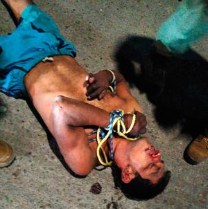 ¡VECINOS AGARRAN A COCOTAZOS A UN JAULERO! - |LO ENTREGAN BIEN AMARRADO A LA POLICÍA