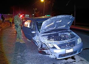 ¡POR DORMILONA CHOCA CON POSTE EN LA BOTICARIA! -Frente al Cuartel Militar