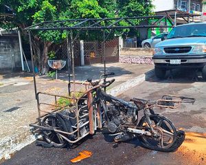 ¡MOTO-TRICICLO CARBONIZADO POR CORTO CIRCUITO!