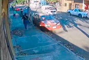 ¡VALIENTE MUJER FRUSTRA ATRACO A UNA ABUELITA! - |VANDALOS EN MOTO INTENTARON ARREBATARLE SU BOLSO