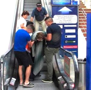 ¡TROPEZÓN EN LAS ESCALERAS DEL AEROPUERTO! - CON GOLPE