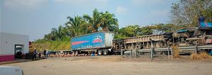 ¡VOLARON LAS CHELAS! - CON CARAMBOLA EN LA SUPERCARRETERA LAS CHOAPAS-RAUDALES-OCOZOCOAUTLA