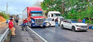 ¡CARAMBOLAZO! - DOS TRÁILERES, CUATRO AUTOS Y UNA CAMIONETA