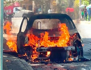 ¡LOS ENCAÑONABAN MIENTRAS QUEMABAN SUS TAXIS! - SE REUNÍAN A COMER CUANDO LOS RODEARON