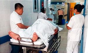 ¡VIOLENTO ASALTO EN LA AUTOPISTA! - ASALTANTES DISPARAN CONTRA UNA FAMILIA ORILLADA ARREGLANDO EL COCHE