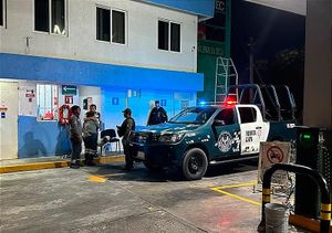 ¡ASALTAN A LA GASOLINERA Y DE PILÓN UN CLIENTE CARGANDO GASOLINA!