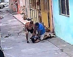 ¡LO SOMETEN LOS VECINOS! - SE METIÓ A UNA CASA Y LE ESTABA DANDO UNA GOLPIZA A UNA PAREJA DE PERSONAS MAYORES