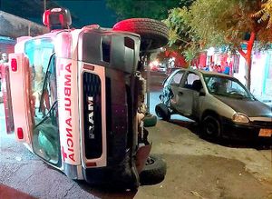 ¡AMBULANCIA PARA LA AMBULANCIA! - UN MOTOCICLISTA EVADE UN HOYO, LA AMBULANCIA AL MOTOCICLISTA, PERO NO A UN COCHE ESTACIONADO