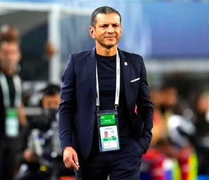 ¡FIRME JAIME LOZANO EN EL TRICOLOR!