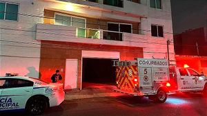 ¡RESCATAN A TRES PERSONAS QUE QUEDARON ATRAPADAS EN UN ELEVADOR!