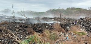 ¡FUEGO DEVORA UN  BASURERO CLANDESTINO EN ANTÓN LIZARDO!