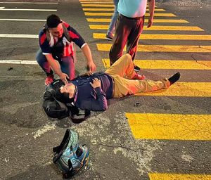 ¡CONDUCTORA EMBISTIÓ A PAR DE MOTORIZADOS! - EN GONZÁLEZ PAGES Y MINA