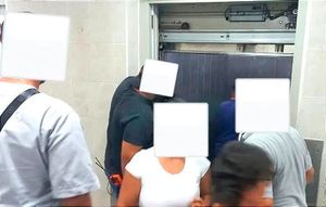 ¡SE LES ATORA EL ELEVADOR! - *Quedan Atrapados Varias Personas