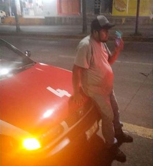 ¡SE PASA EL CUATRO! - EMBISTE A UN MOTOCICLISTA!