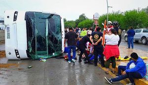 ¡40 LESIONADOS EN VOLCADURA DE AUTOBÚS QUE SALIÓ DE MINATITLÁN HACÍA MONTERREY!