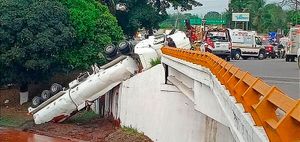 ¡CARGADA CON MELAZA VUELCA Y CAE DEL PUENTE! - *CIERRE PARCIAL DE LA 150