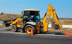 ¡COLISIONA TRACTOCAMIÓN CONTRA RETROEXCAVADORA! - *EL OPERADOR DEJO ABANDONADO EL TRÁILER EN LA AUTOPISTA