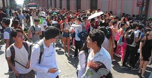 ¡DESALOJAN A ESTUDIANTES Y MAESTROS! - *EXPLOTAN 2 FRASCOS CON QUÍMICOS, UNO TENÍA CIANURO