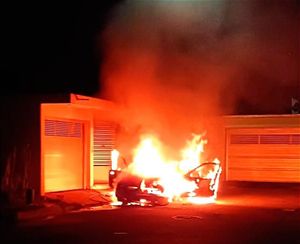 ¡ARDE UN AUTO EN PUENTE MORENO!