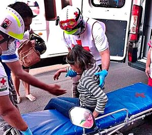 ¡TAXISTA EMBISTE A JOVEN Y A SU MAMÁ! - *LOS LESIONADOS TRIPULABAN UNA MOTO