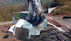 ¡“MONSTRUO” SE QUEDÓ SIN FRENOS EN LAS CUMBRES DE MALTRATA! - *TRAÍA CARGAMENTO DE CRISTALES INDUSTRIALES