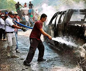 ¡ACABA CARBONIZADA LA PICKUP! - *PASAJEROS CON QUEMADURAS