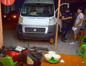 ¡EMBISTIÓ UN PUESTO DE TACOS, EN DONDE CENABA EL MENOR CON SU TÍA...!