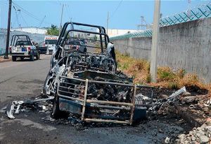 ¡LA PURA BATEA! - *Dos oficiales resultaron heridos en el intento de sofocar las llamas