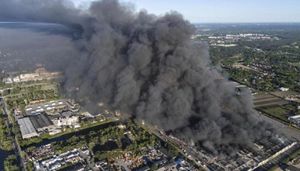 ¡INCENDIO DEVORA CENTRO COMERCIAL CON 1,400 LOCALES!
