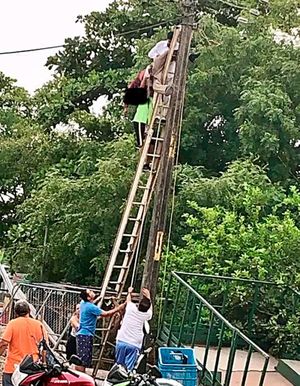 ¡REPARABA CABLES DE UN POSTE...!