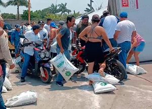 ¡RAPIÑEROS SE ROBAN TONELADAS DE AZUCAR! - *VUELCA EN CARLOS A. CARRILLO