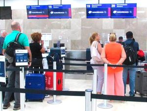 ¡“VARADOS” EN EL AEROPUERTO! - *LES PUSIERON CANCELADO EN LAS PANTALLAS