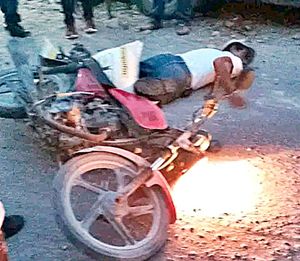 ¡MOTO-REPARTIDOR DERRAPA Y TERMINA CON LOS CACHETES RASPADOS!