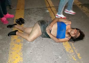 ¡PAREJA DERRAPÓ EN SU MOTOCICLETA FRENTE AL TEATRO REFORMA!