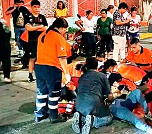 ¡MOTOCICLISTAS SE IMPACTAN DE FRENTE: DOS HERIDOS!