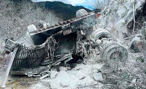 ¡MUERTE EN LAS CUMBRES! - *TRÁILER SIN FRENOS CAYÓ A UN BARRANCO *APLASTADOS LOS TRIPULANTES *ESO NO PARO LA RAPIÑA