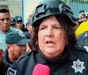 ¡SE DISFRAZA DE POLICÍA LA ALCALDESA DE SAN ANDRÉS! - LA QUERÍAN LINCHAR