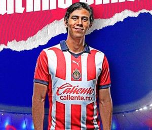 ¡JOSÉ JUAN MACÍAS SE VA DE CHIVAS A SANTOS!
