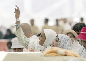 ¡PEREGRINOS MUSULMANES REANUDAN LA “LAPIDACIÓN SIMBÓLICA DEL DIABLO”!