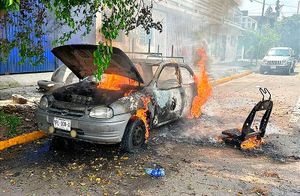 ¡SE LE ACHICHARRÓ EL AUTO A SOLDADOR!