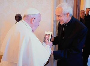 ¡LE LLEVA CAFÉ! - *Recibe el Papa Francisco al Arzobispo de Xalapa, Patrón Wong