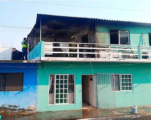 ¡INCENDIO ARRASÓ CON CASA EN LAS ANTILLAS! - *RECAMARAS Y TERRAZA
