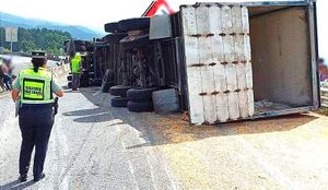 ¡TRÁILER TERMINA VOLCADO DESPUÉS DE CHOCAR CON UNA PIPA! - CARRETERA PEROTE-XALAPA