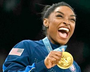 ¡SIMONE BILES GANA SU PRIMER ORO EN PARÍS!