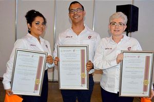 MAESTROS RECIBEN RECONOCIMIENTO