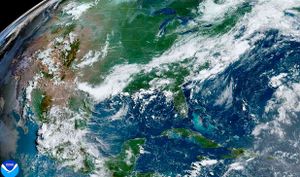 ¡HAY DISTURBIOS, PERO EN EL OTRO OCÉANO! - *CON LLUVIAS Y RAYOS EN LA NOCHE