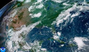 PARCIALMENTE NUBLADO CON AMBIENTE CALUROSO A BOCHORNOSO EL RESTO DEL DÍA... - *TEMPERATURA MÁXIMA DE 32 GRADOS